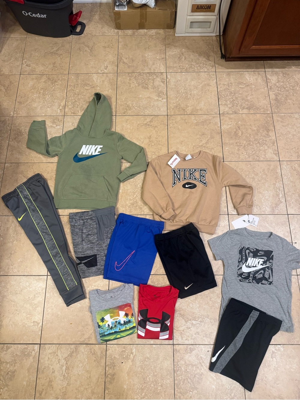 Nike Boys Athletic clothes Bundle youth size NIKE & UNDER ARMOUR only !